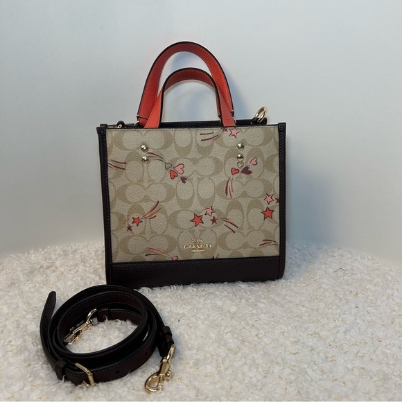 Giftable Coach Dempsey Tote 22 In Signature Canvas With Heart And Star Print - Picture 15 of 15